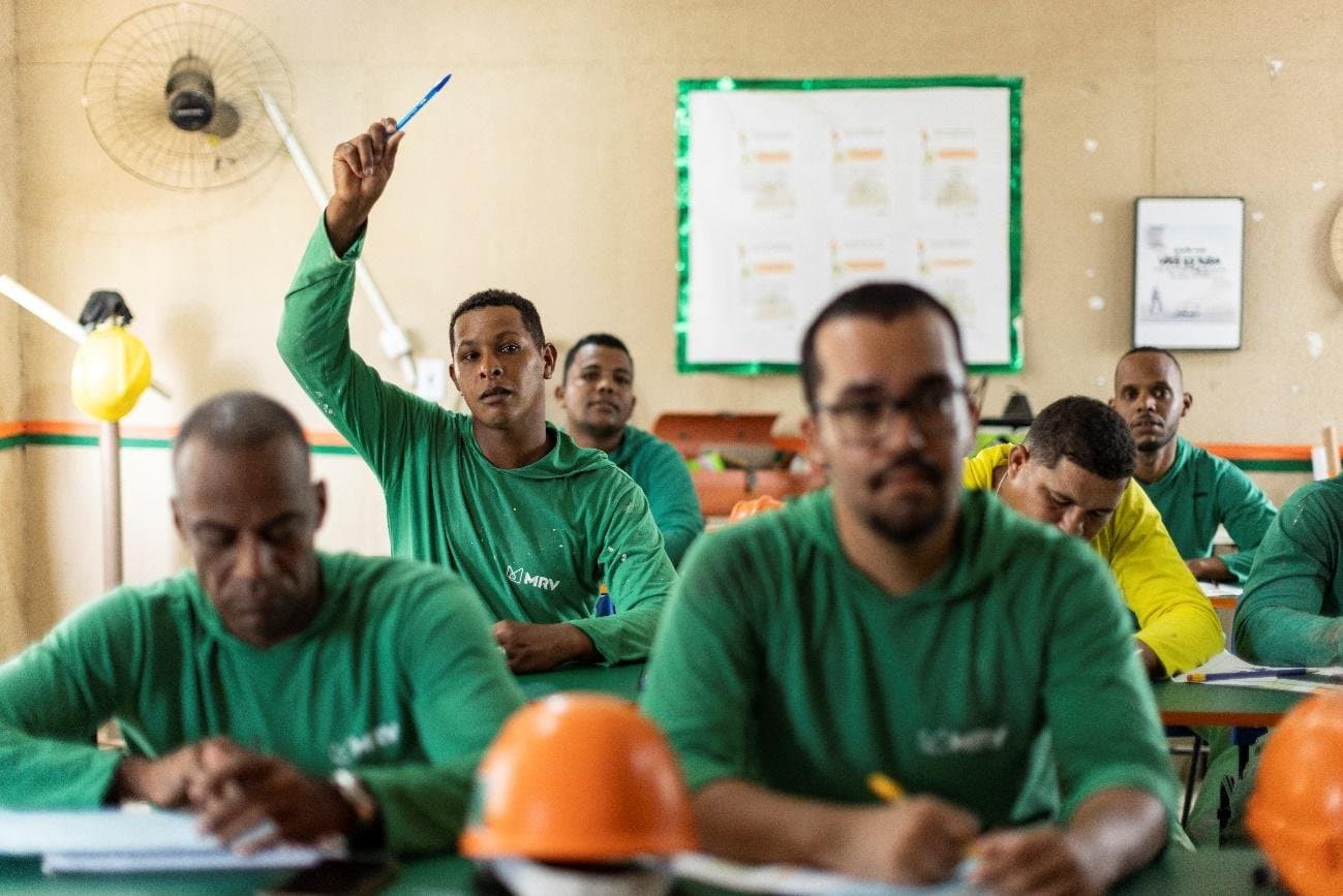 Com salas de aula nos canteiros de obras, MRV mira 100% de alfabetização entre seus colaboradores